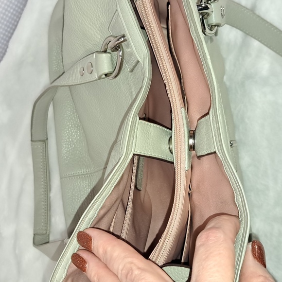 Coach Outstanding Condition - Picture 5 of 15